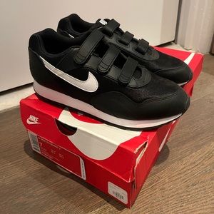 Nike Outburst V - Womens Size 7